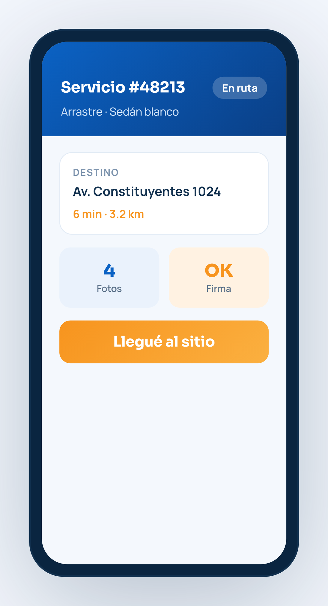 App móvil del operador con el servicio en ruta, el destino, el tiempo de arribo, el contador de fotos, el acuse de firma y el botón de llegada al sitio