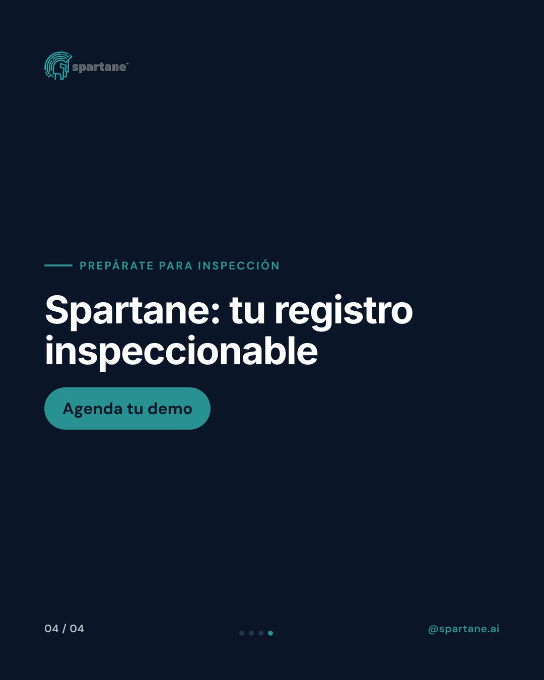 Imagen de un teléfono móvil con una pantalla mostrando un sistema de control de jornada, sobre un escritorio con documentos relacionados a seguridad laboral.